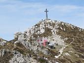 29 .... Rifugio Azzoni e croce del Resegone